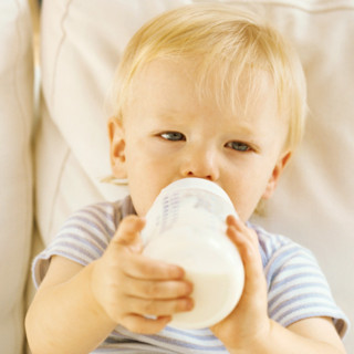 bebe si biberonul Cum hranim bebelusul in primii ani de viata