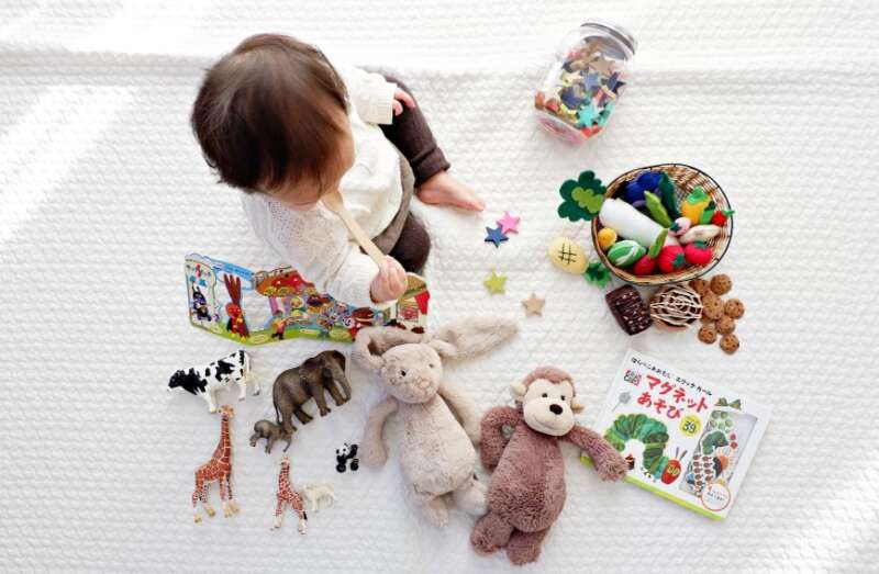 Stiai ca jucariile in exces pot diminua creativitatea si capacitatea de concentrare a copiilor? Afla cum se poate intampla asta